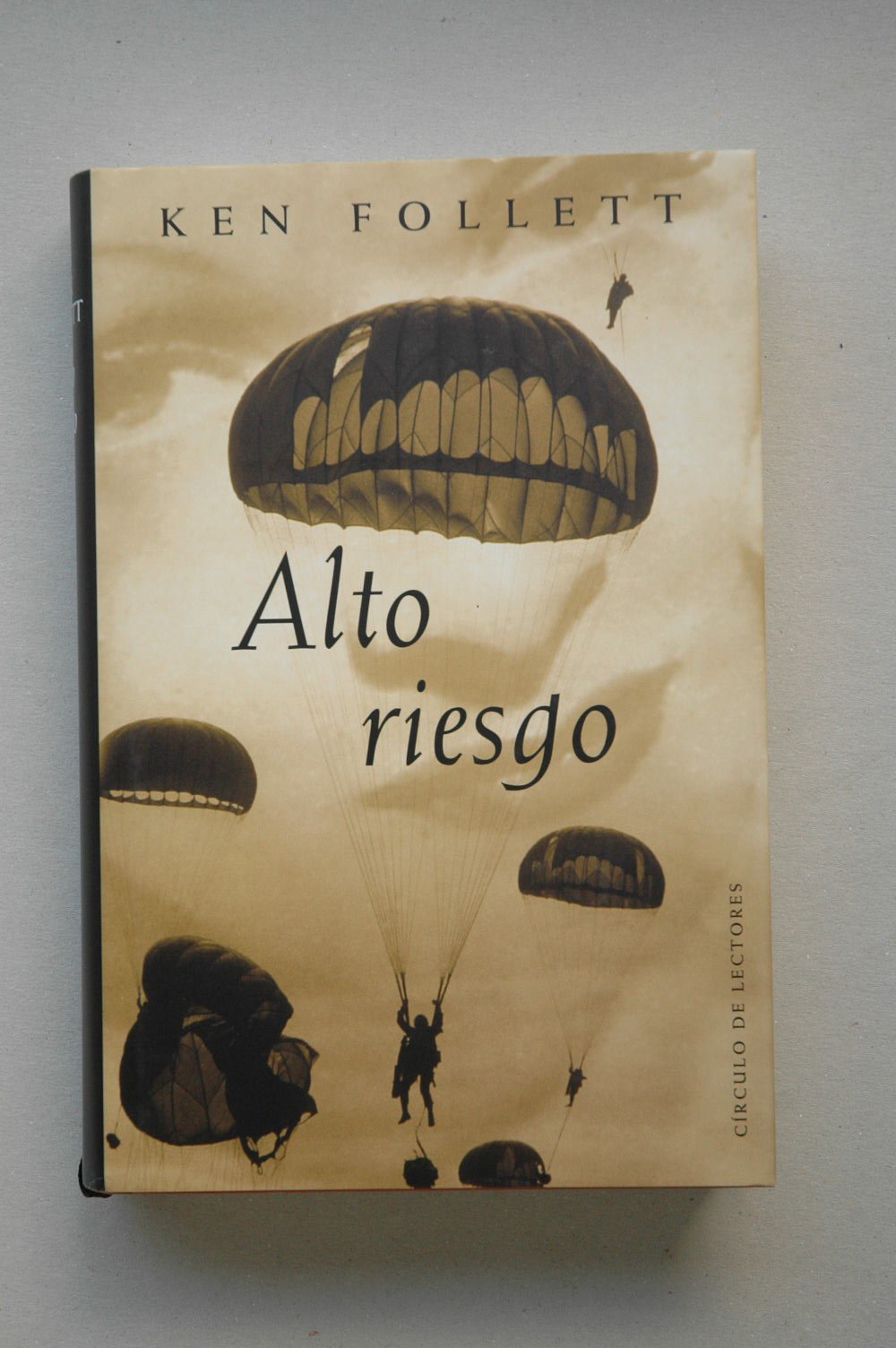 alto riesgo / kent follett ; traducción de josé antonio soriano